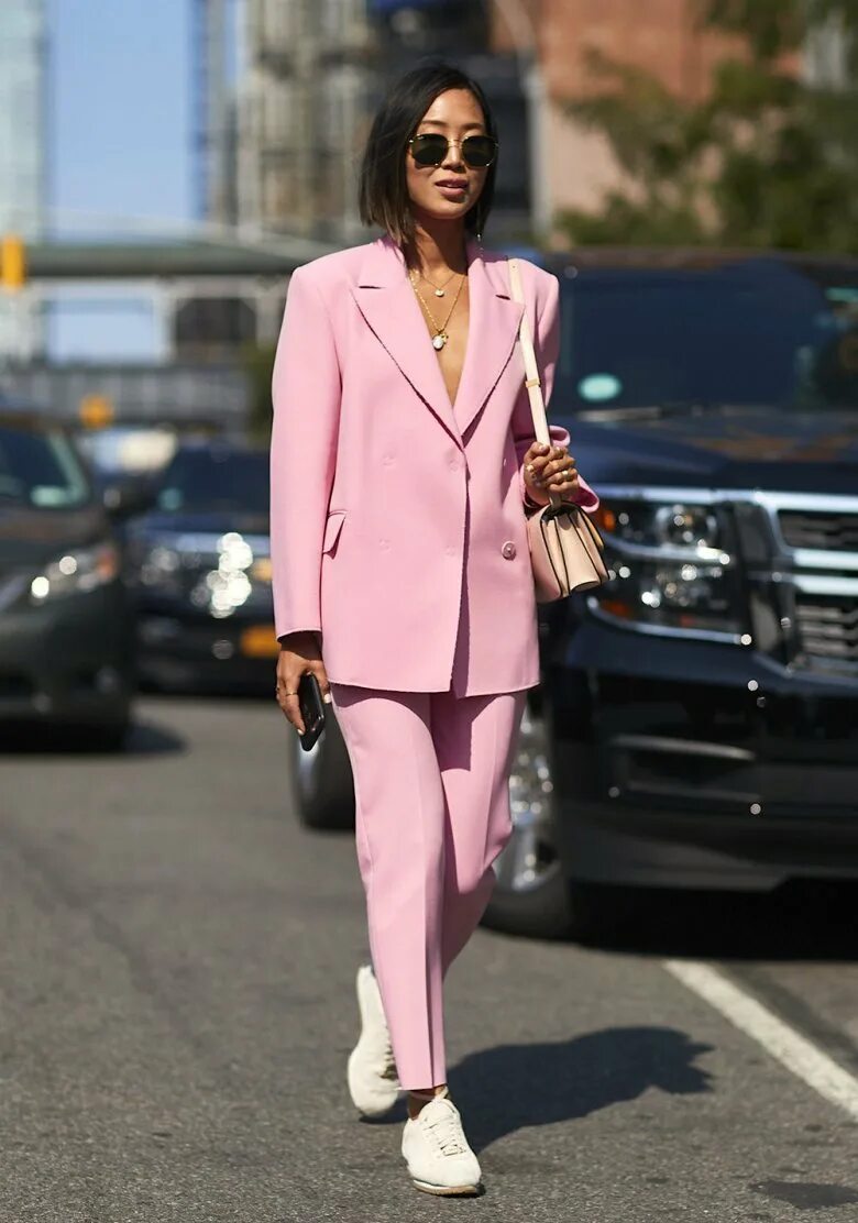 Синий с красным в одежде. Бирюзовый цвет в одежде. С чем сочетать костюм. Розовый классический костюм. Брючный костюм стрит стайл 2020.