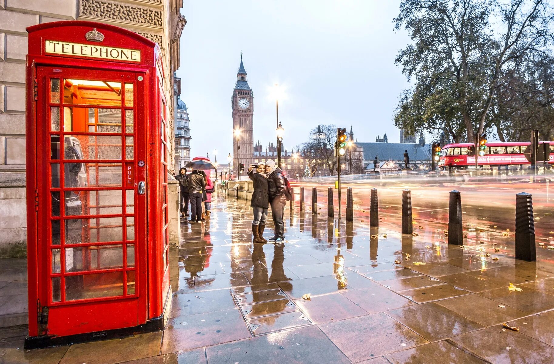 Rain uk. Дождливый лондон. The weather in london today. Дождливые улицы лондона. Rain uk.