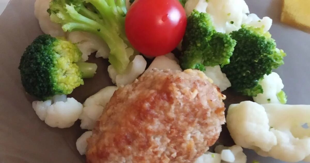 цветная капуста с котлетой. куриные котлеты с цветной капустой. котлеты куриные рубленные с овощами и сыром. капустные котлеты. куриные котлеты с цветной капустой.