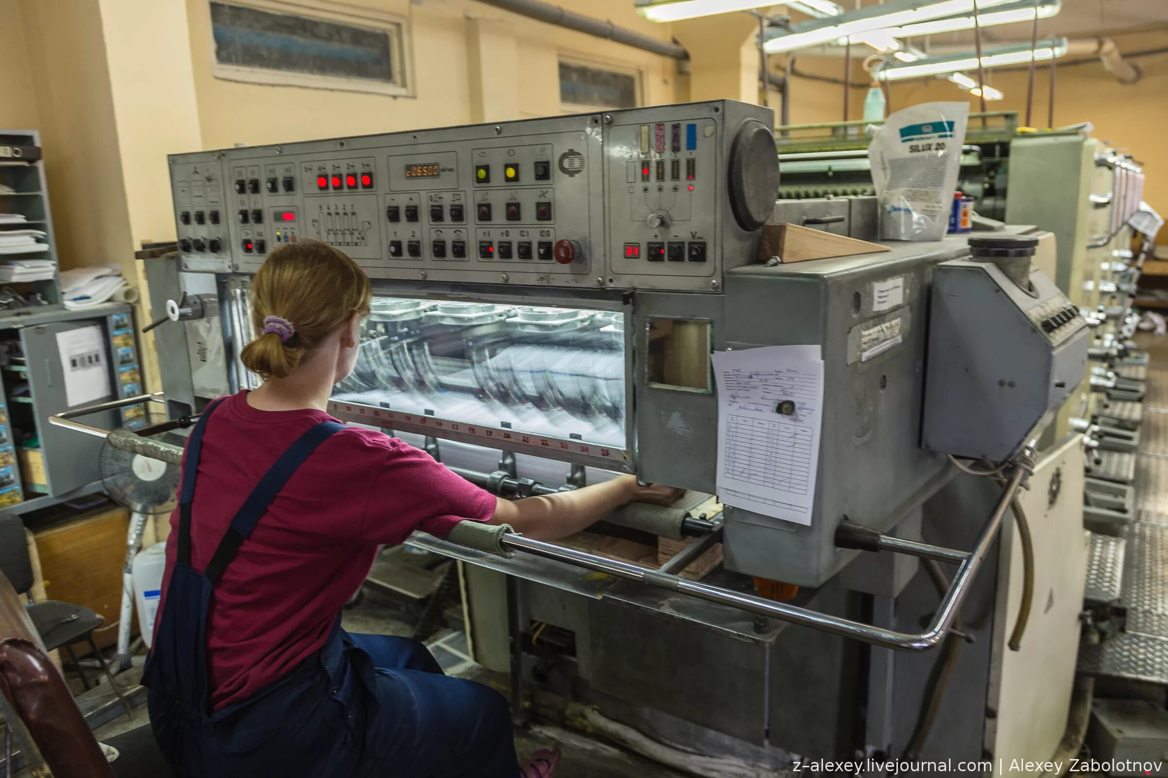 типография менертов. современная книжная типография внутри. где работает типография. печатник в типографии. печатание книг в типографии.