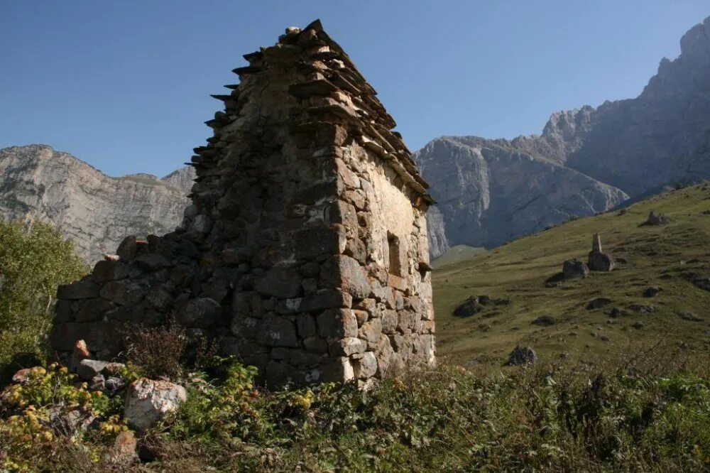 Домики в осетии. Село Дагом Северная Осетия. Село Цамад Северная Осетия. Северная Осетия сакля. Сакля - жилище Кавказа.