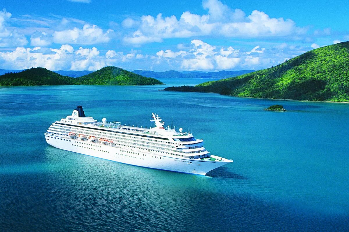 Круизный лайнер по реке волга. Океанский лайнер msc. Пассажирское судно. Морской круизный теплоход. Лайнер на аляске.