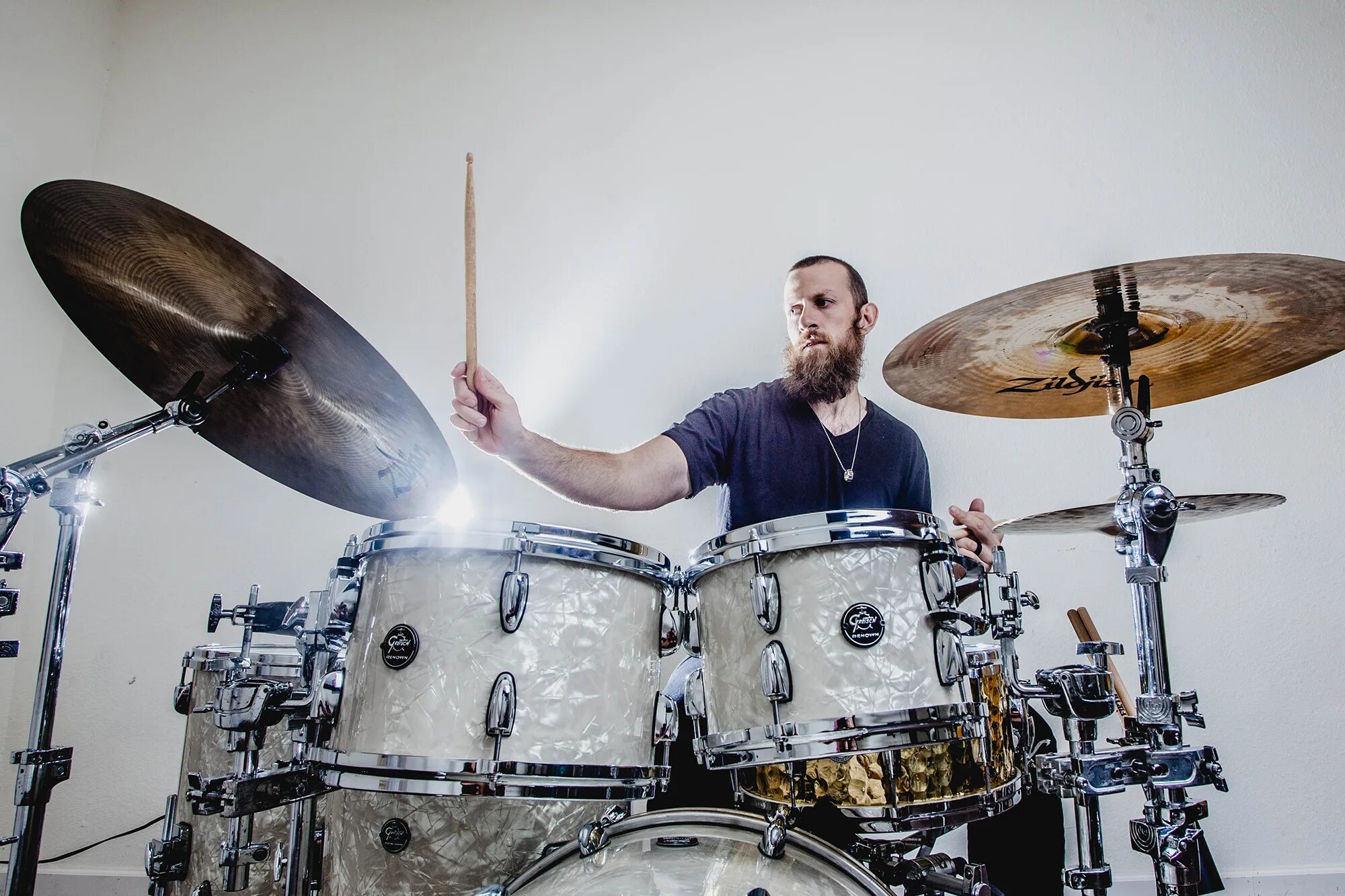 Барабанщик обои. Frank beard drummer. Барабанщик джейсон бринклет. Вирджил донати. Барабанщик.