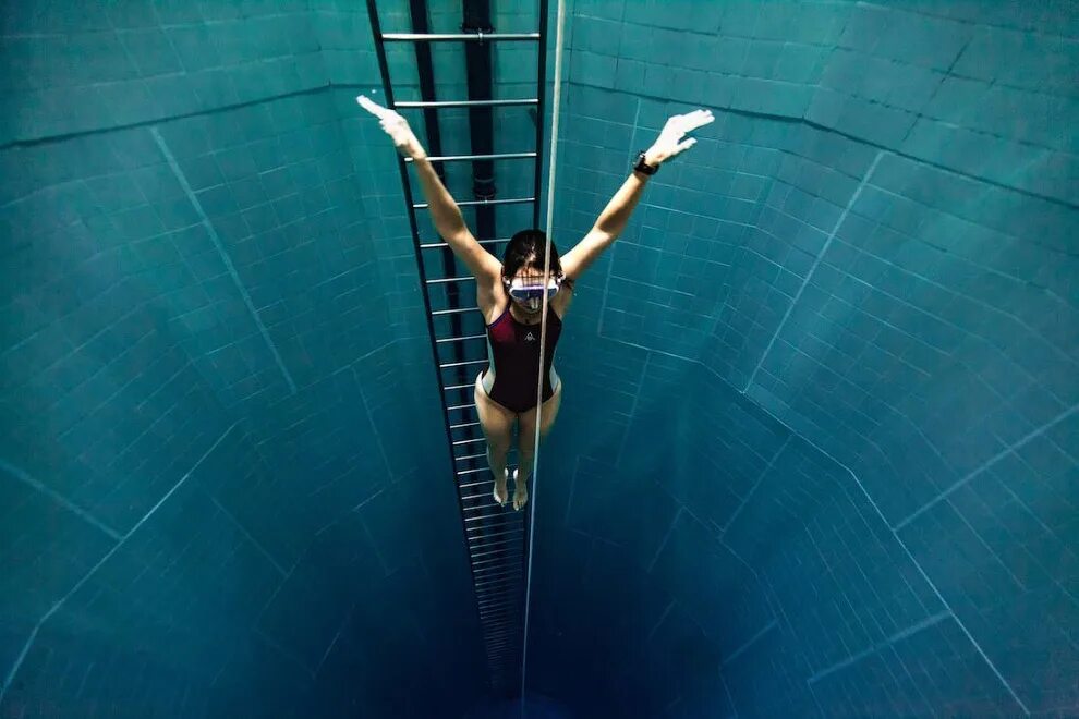 Бассейн y-40. Самый глубокий бассейн в мире Немо 33. Фридайвер самый глубокий бассейн в мире. Самый глубокий бассейн в мире 40 метров. Максимальное погружение в воду