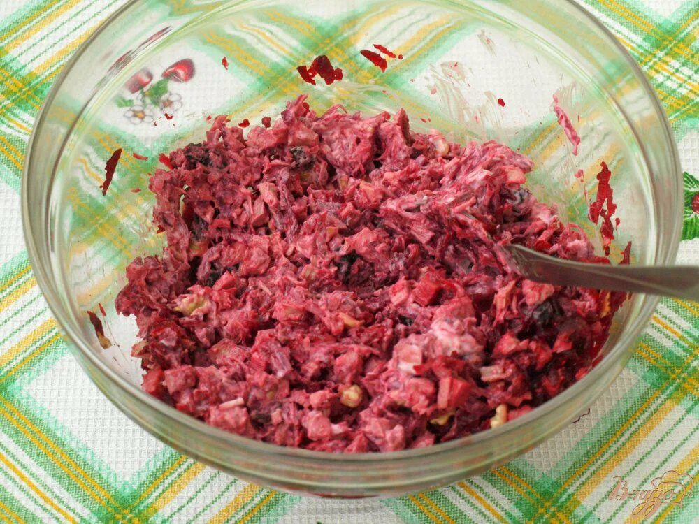 Салат со свеклой и курицей. Салат курица со свеклой и сыром. Салат со свеклой и курицей. Салат из свеклы с курицей. Свекольный салат с курицей и грецким орехом.