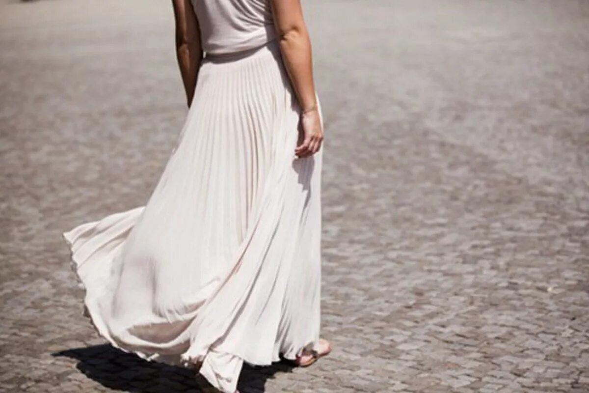 Юбка макси 2022. Юбка плиссе 2023 тренд. Задрала длинную юбку. Летняя юбка бохо. 2020.