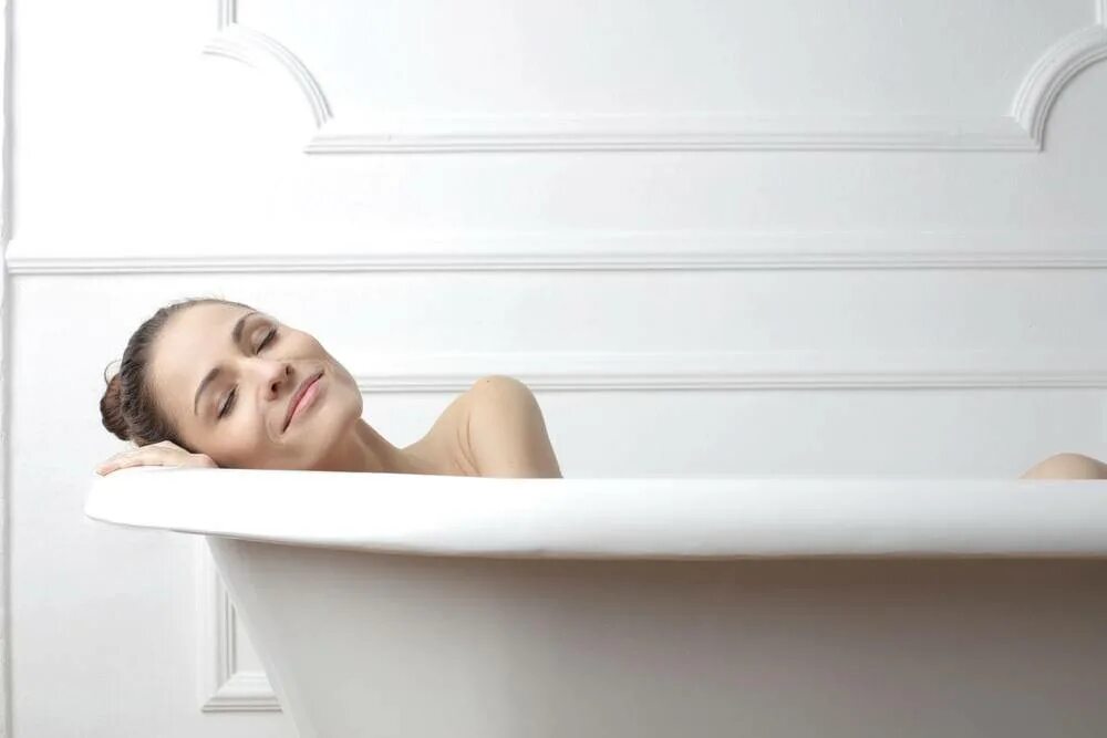 Сколько нужно принимать ванну. Расслабиться в ванной. Девушка лежит в ванной. Красивые дамы в ванной. Расслабленная женщина в ванной.