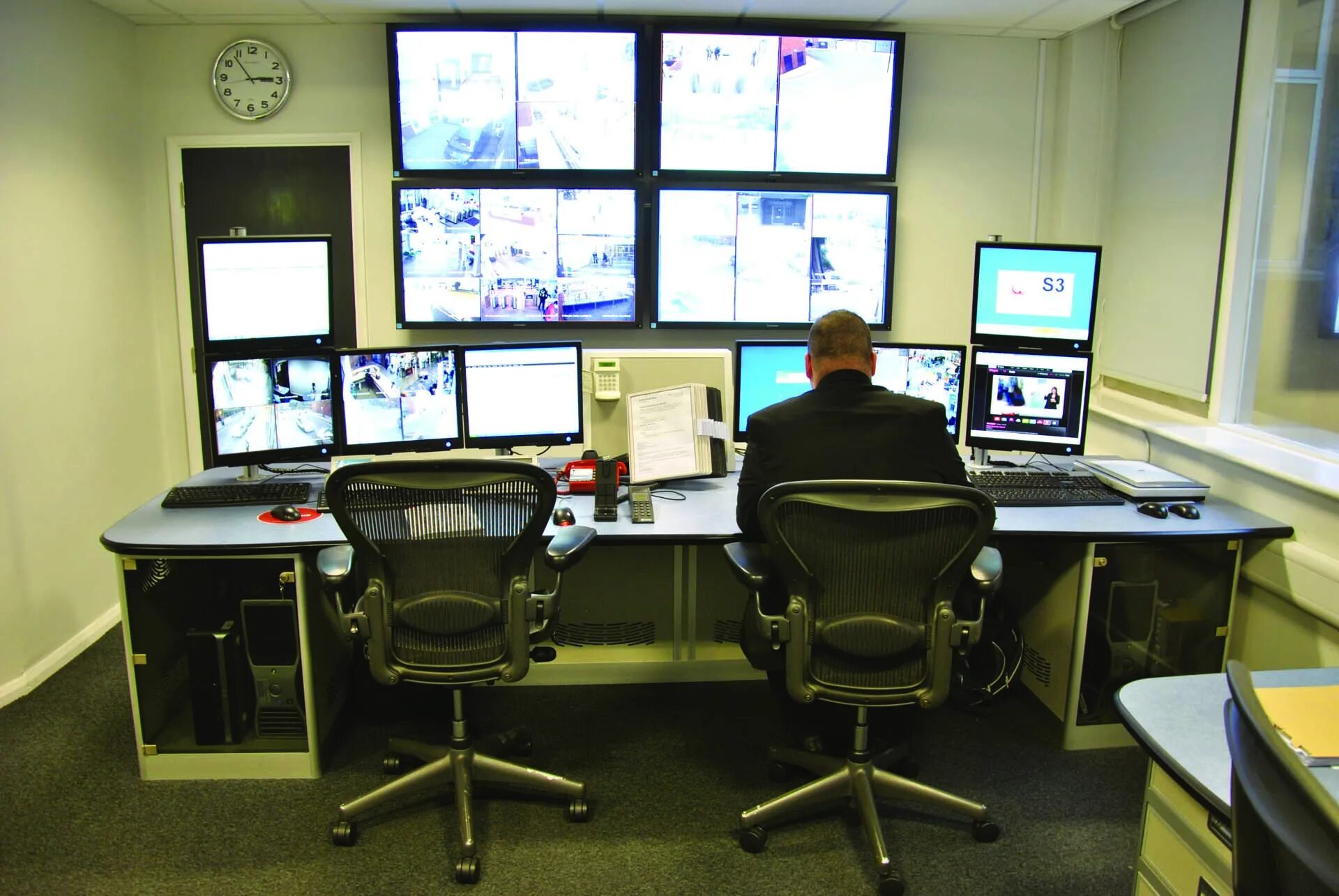 пультовая охрана. комната охраны. операторская комната. комната охранника. офисный охранник.