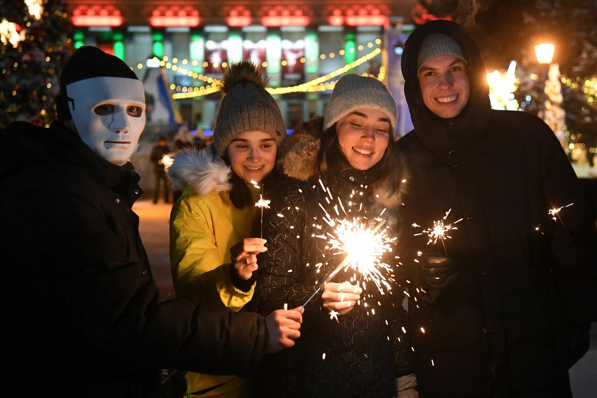 Фоторепортаж новый год. Новосибирск новый год 2022. Новые фоторепортажи. Межнациональные люди празднуют новый год.