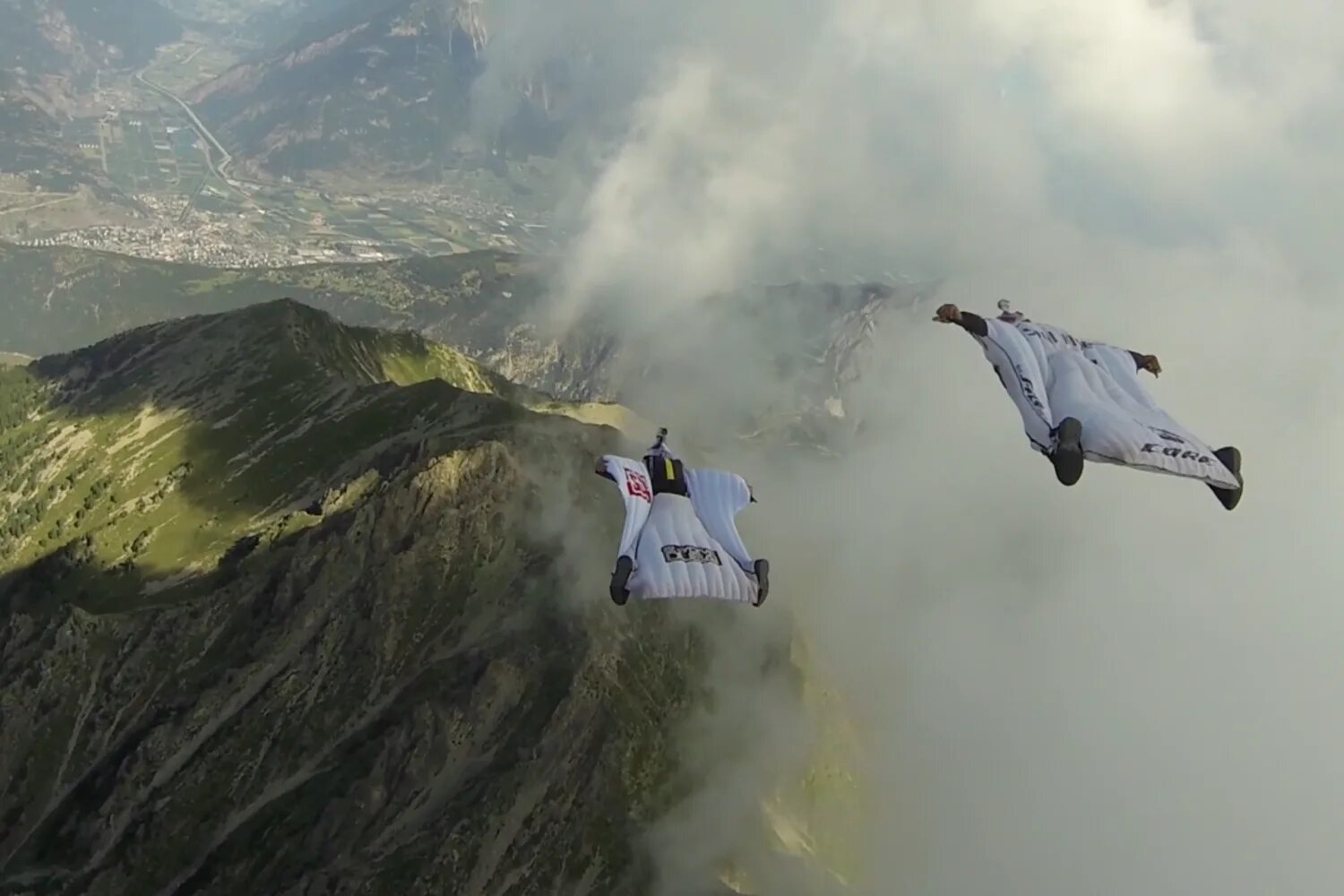 Wingsuit fly. Вингсьют спорт. Вингсьют парашютный спорт. Полет вингсьют горы. Гора Асгард бейсджампинг.