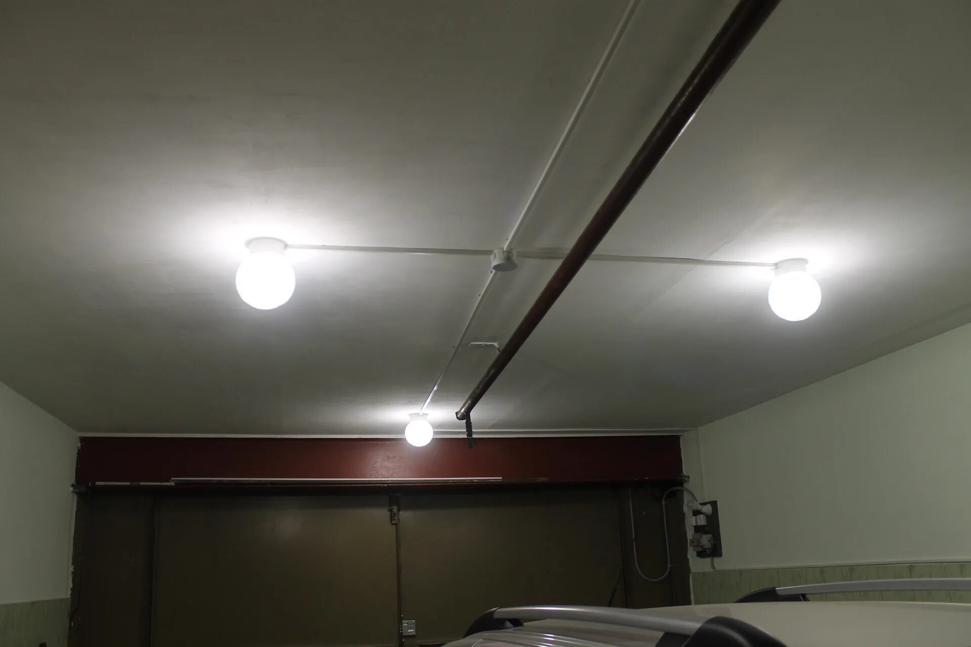 Светильник для гаража купить. Светодиодные светильники для гаража. Освещение в гараже. Лампы для освещения гаража. Светильник потолочный в гараж.