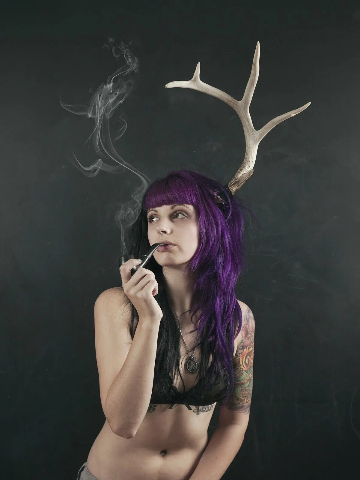 девушка олень. атаманша из бременских музыкантов. девушка с оленьими рогами. косплеер алиса арефьева. девушка с рогами фотосессия.