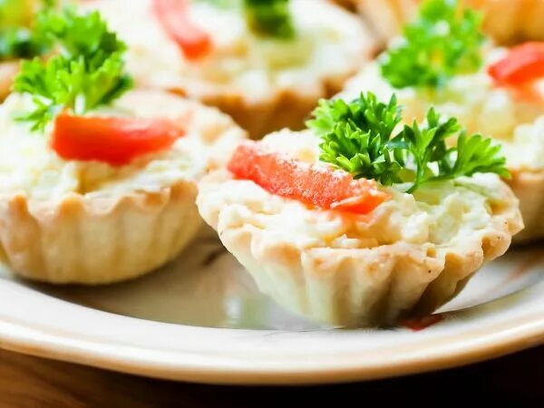 Тарталетки с начинкой крабовые палочки и сыр. Закуска в тарталетках с крабовыми палочками. тарталетки с ананасами и сыром. тарталетки из крабовых палочек. тарталетки с сыром и помидорами.