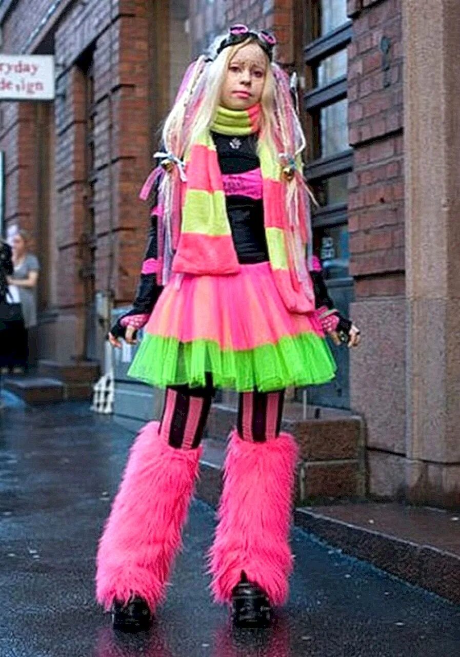 харадзюку стиль парни. смешная мужская мода. такенокозоку субкультура. одежда бомжа. бедная одежда.