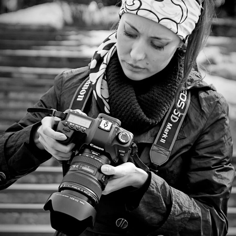 Мужчина с камерой. Pro фотограф. Профессиональный фотограф. Девушка фотографирует. Фотоаппарат съемка.