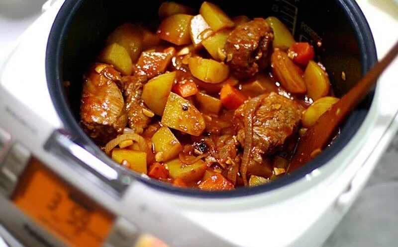 Мясо тушеное с овощами в мультиварке рецепты. Тушёная картошка с мясом в мультиварке. тушеная говядина с картошкой. тушёная картошка с говядиной в мультиварке. тушёное мясо в мультиварке.