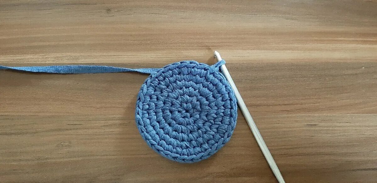 Как вязать круг видео. Вязание крючком круга для начинающих. Вязание крючком для начинающих пошагово схемы. Как связать круг крючком для начинающих пошагово схемы. Схема круга крючком столбиками для начинающих вязания.