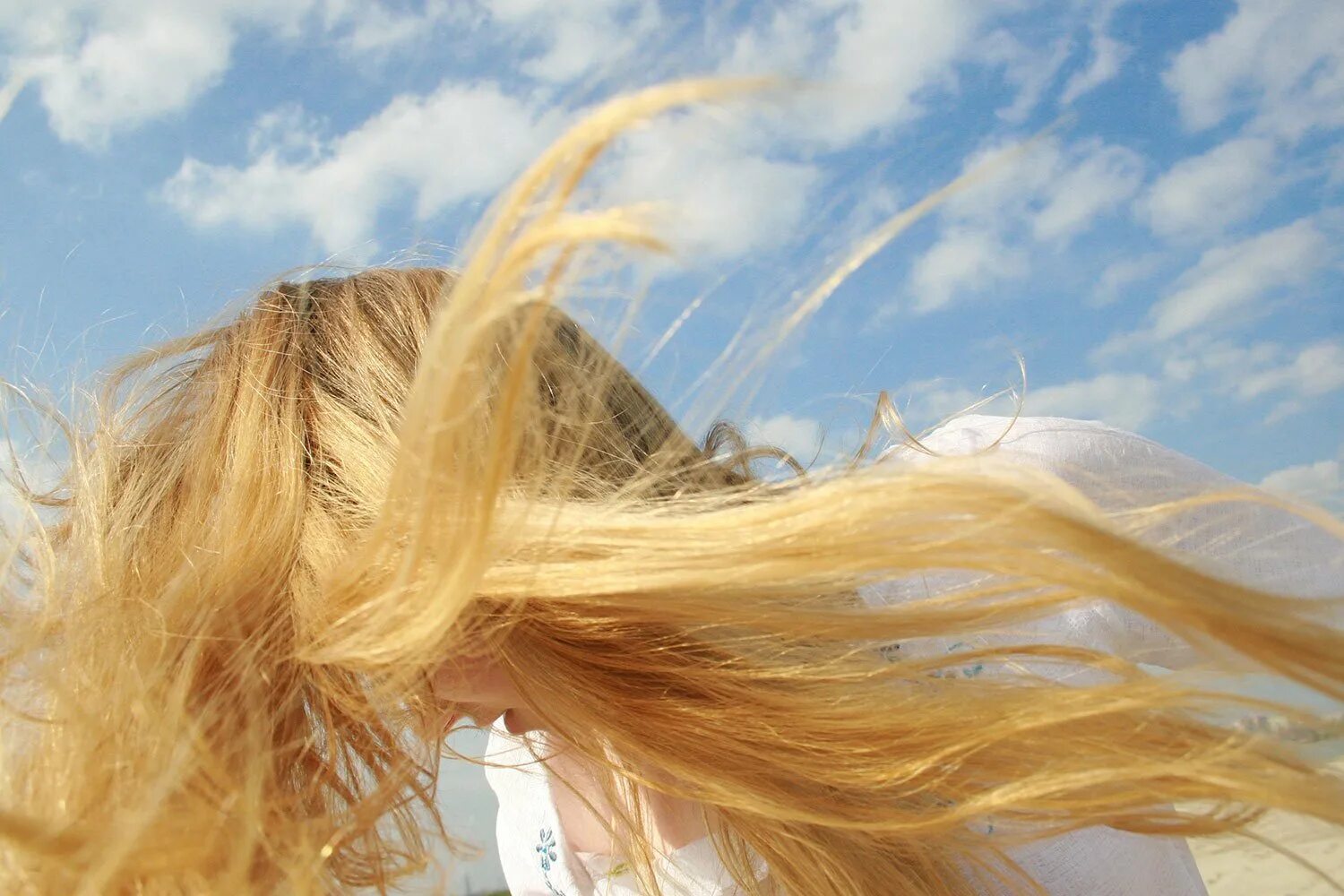 Развивающиеся волосы. Волосы развеваются на ветру. Девушка с золотистыми волосами. Девушка с развевающимися волосами.
