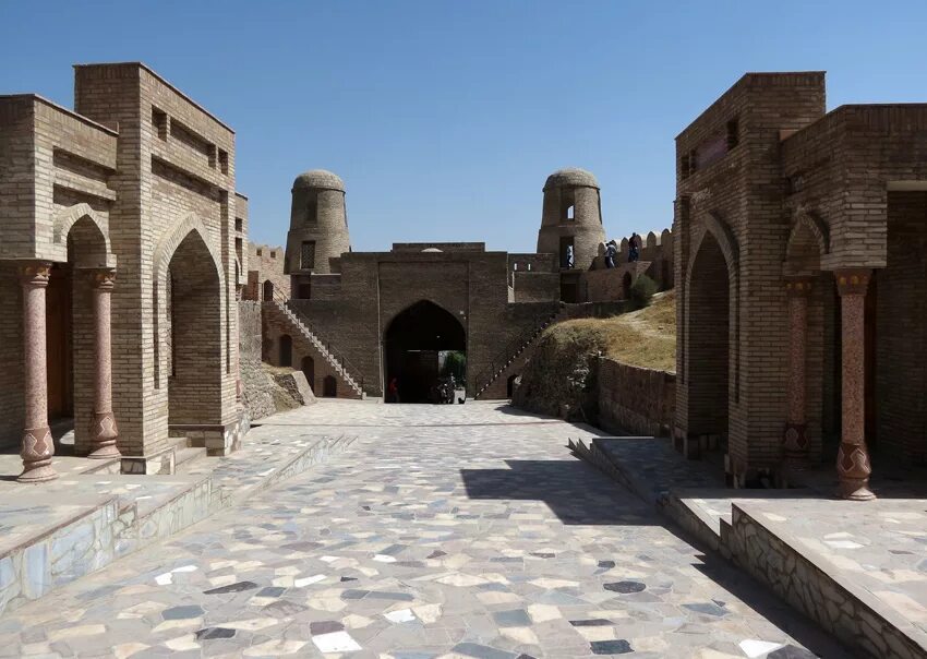 Крепости гиссар душанбе. Душанбе гиссарская крепость. Душанбе достопримечательности гиссарская крепость. Душанбе гиссар. Город-крепость гиссар таджикистан.