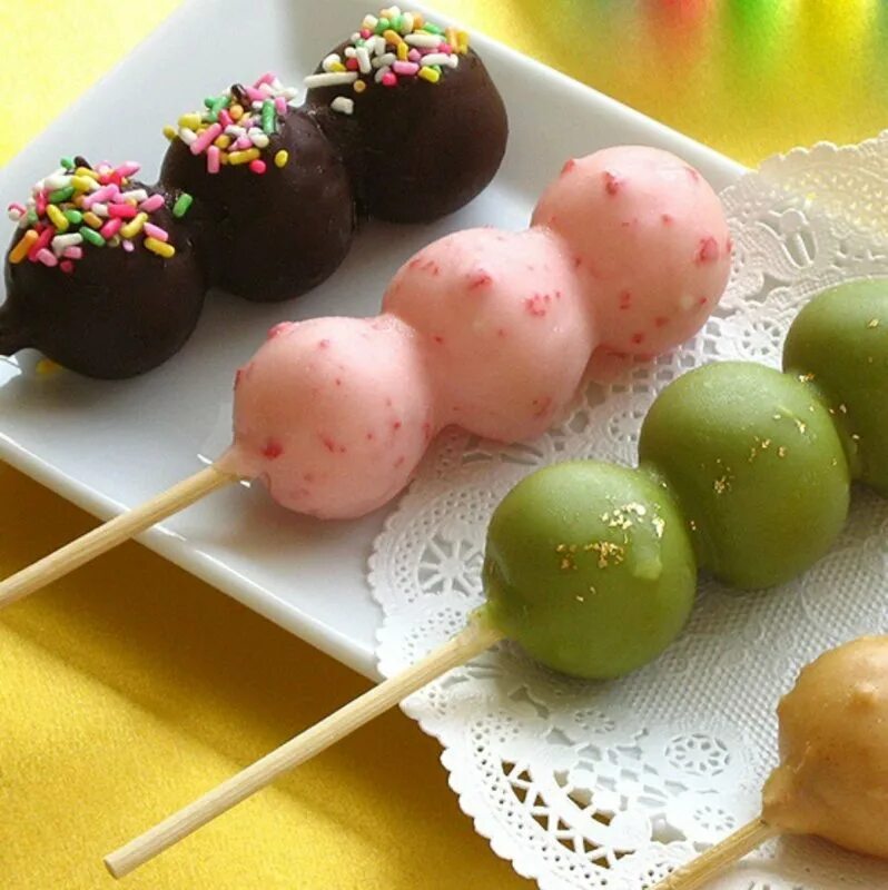 японские новогодние сладости. ханами данго японские. юко огура модель. десерт из японии моти. сладкие азиаты.