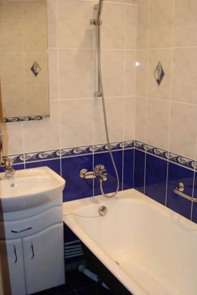 Плитка в хрущевку. Плитка в ванной хрущевки. Бежевая ванная комната в хрущевке. Фото плитки в ванной в хрущевке. Плитка в ванной комнате в хрущевке.