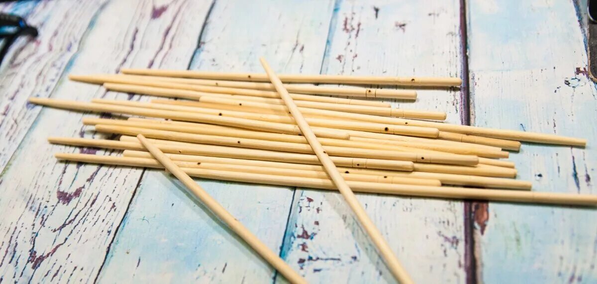 Палка деревянная. Бамбуковые палочки для декора. Орудия труда для молотьбы. Бамбуковые стволы для декора. Много палочек для суши.