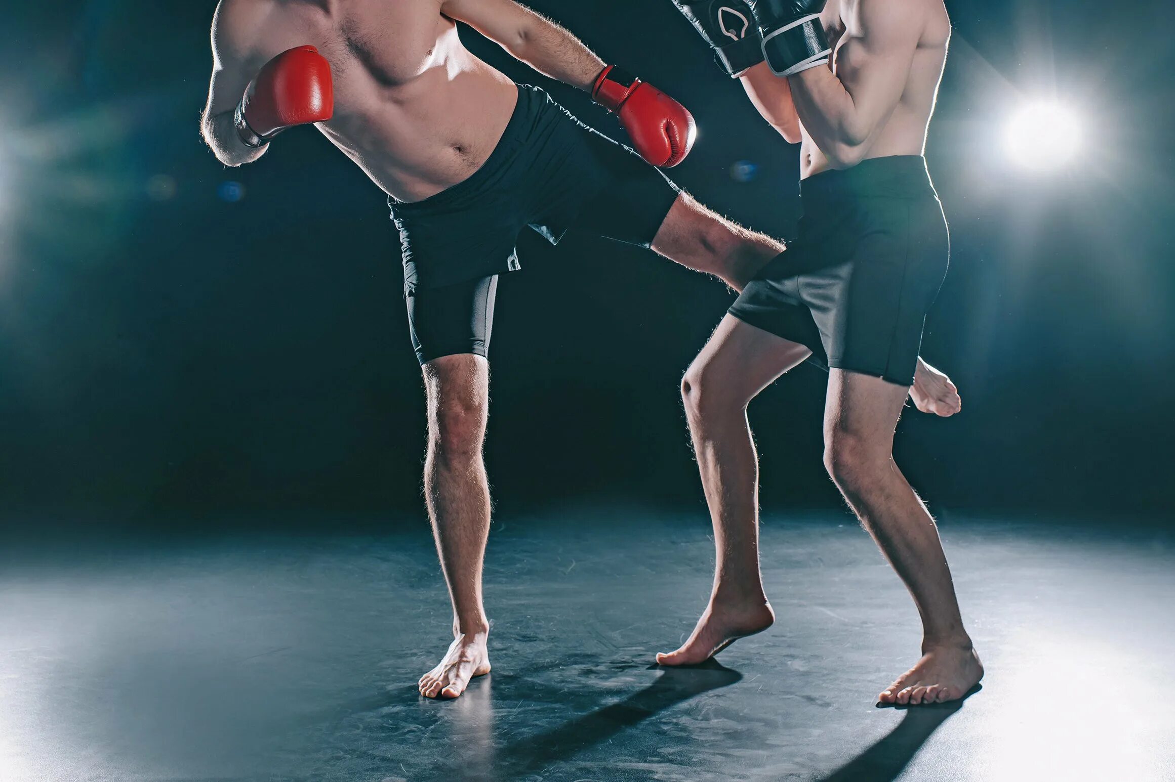 Бразильский лоу кик. Кикбоксинг лоу кик. Кикбоксинг лоу кик. Куда бьют лоу кик. Кикбоксинг лоу кик.