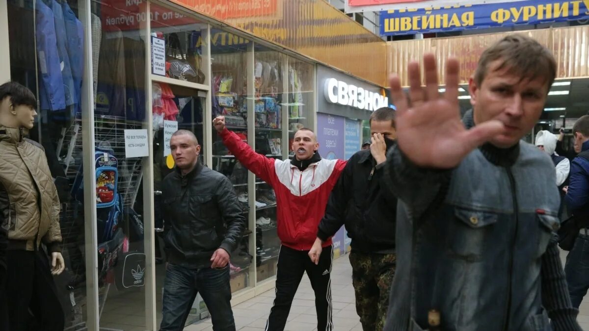 Люди в бирюлево. Погром в бирюлево октябрь 2013. погромы в бирюлево западное. беспорядки в бирюлево 2013. бунт бирюлево западное.