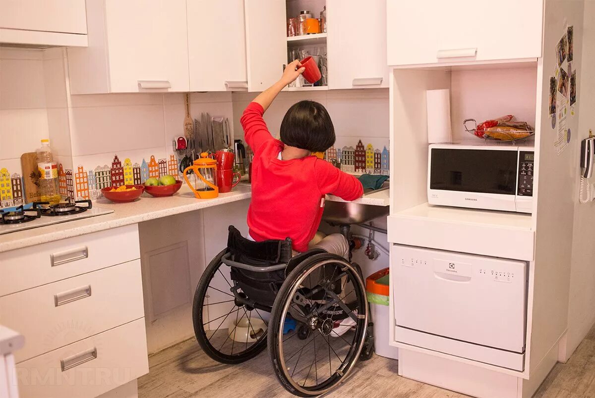 Инвалид детства квартира. Кухня для колясочника. Кухня для инвалидов. Приспособления для кухни для инвалидов. Кухонный гарнитур для инвалидов колясочников.
