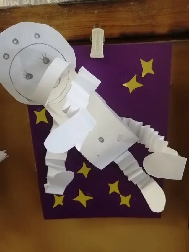 Космонавт из бумаги своими руками. Конструирование из бумаги космонавт. космонавт из бумаги объемный. поделка космонавт своими руками из бумаги.