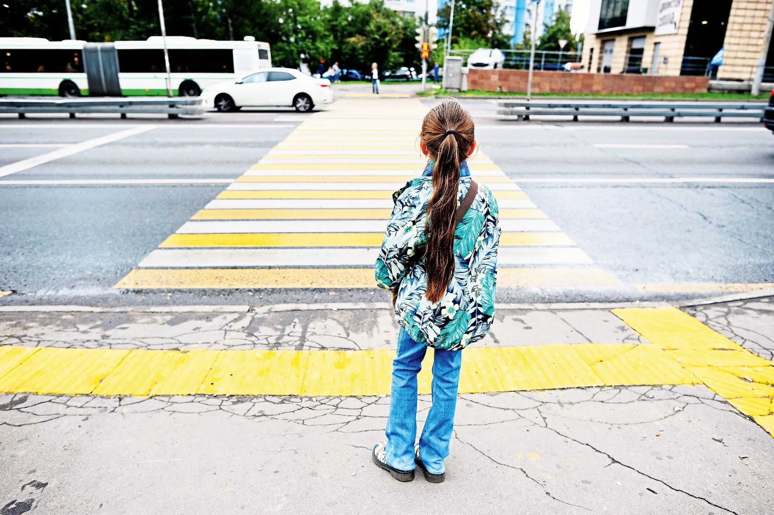 Какого числа переходят на летнюю. Девушка на пешеходном переходе. Пешеходный переход. Девочка переходит дорогу. Девушка переходит дорогу.