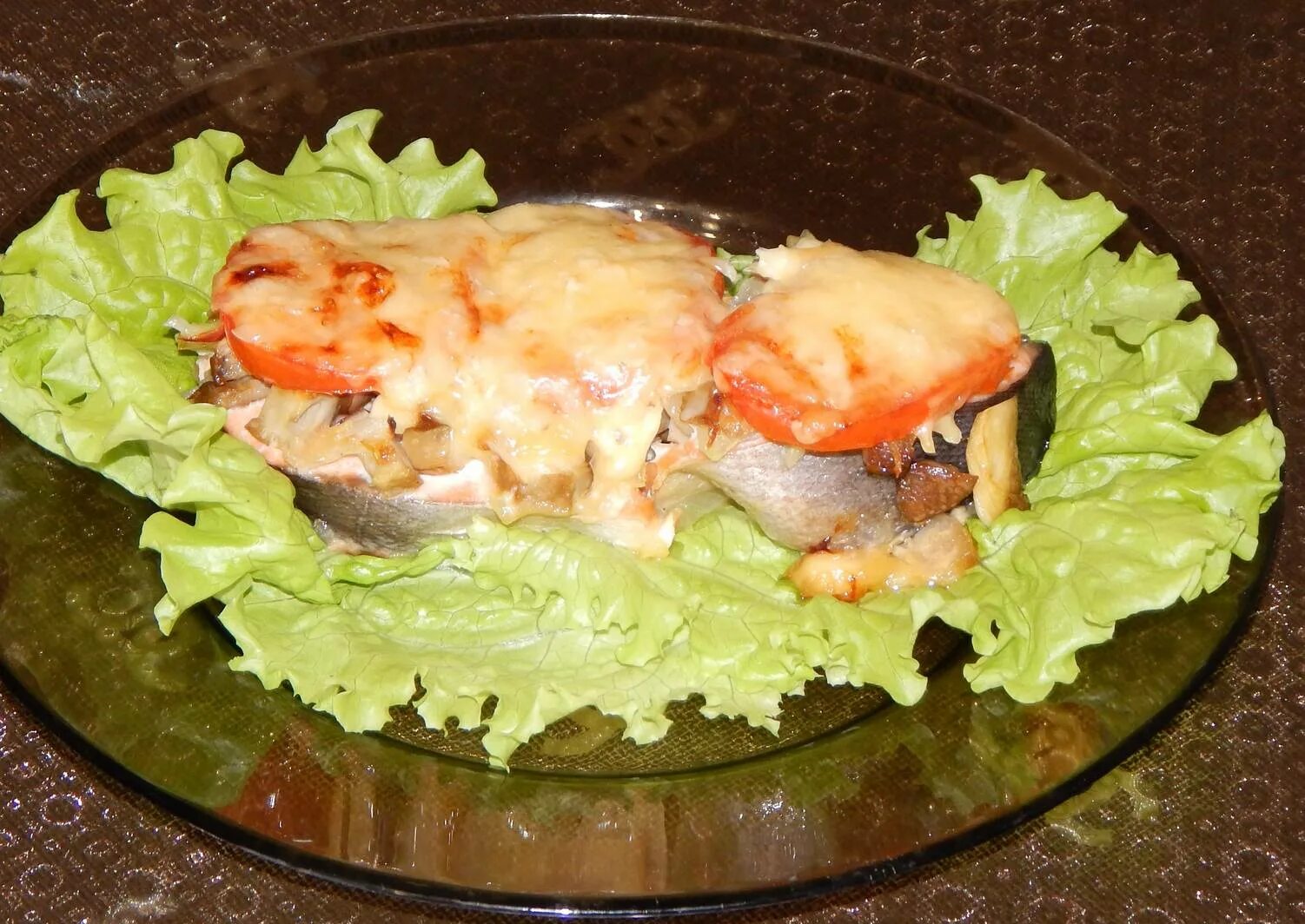 горбуша под грибами в духовке. горбуша под грибами в духовке. горбуша запеченная с грибами. горбуша с овощами и сыром. горбуша, запеченная в сметанно-грибном соусе.