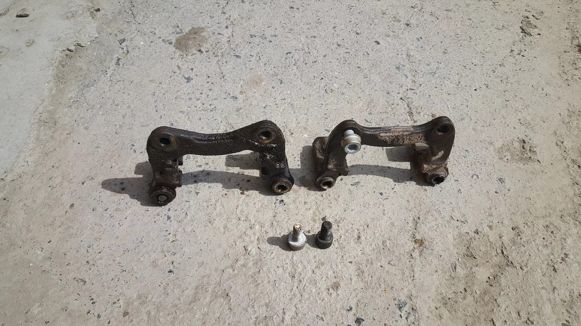 Скоба переднего суппорта ауди а6 с5. Скоба суппорта ауди а6 с5. Скоба переднего суппорта ауди а6 с5. Скоба суппорта ауди а6 с6. Ауди а6 с5 скоба.