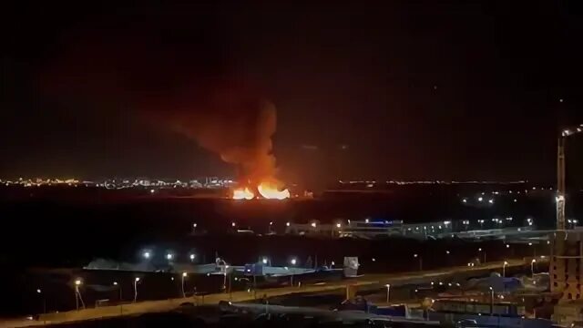 Что горит в горелово сейчас. Пожар в Горелово сейчас. Пожар в Горелово 20.07.21. Пгт Промышленная пожар 20.04.2021. Окраины Питера ночью промзона.