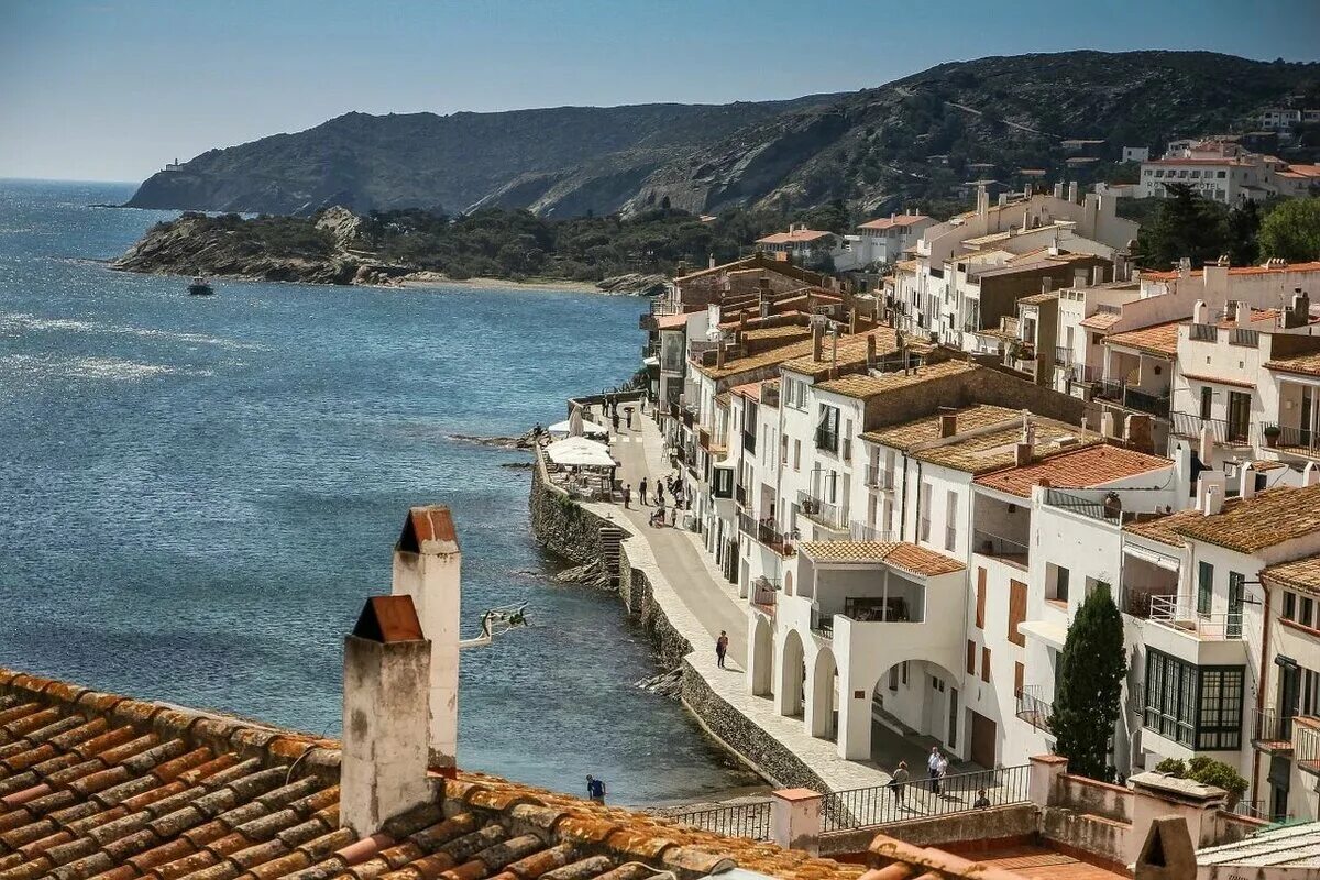 Испания на берегу моря. Cadaques испания. кадакес каталония. побережье коста брава, каталония, испания. girona испания costa brava.