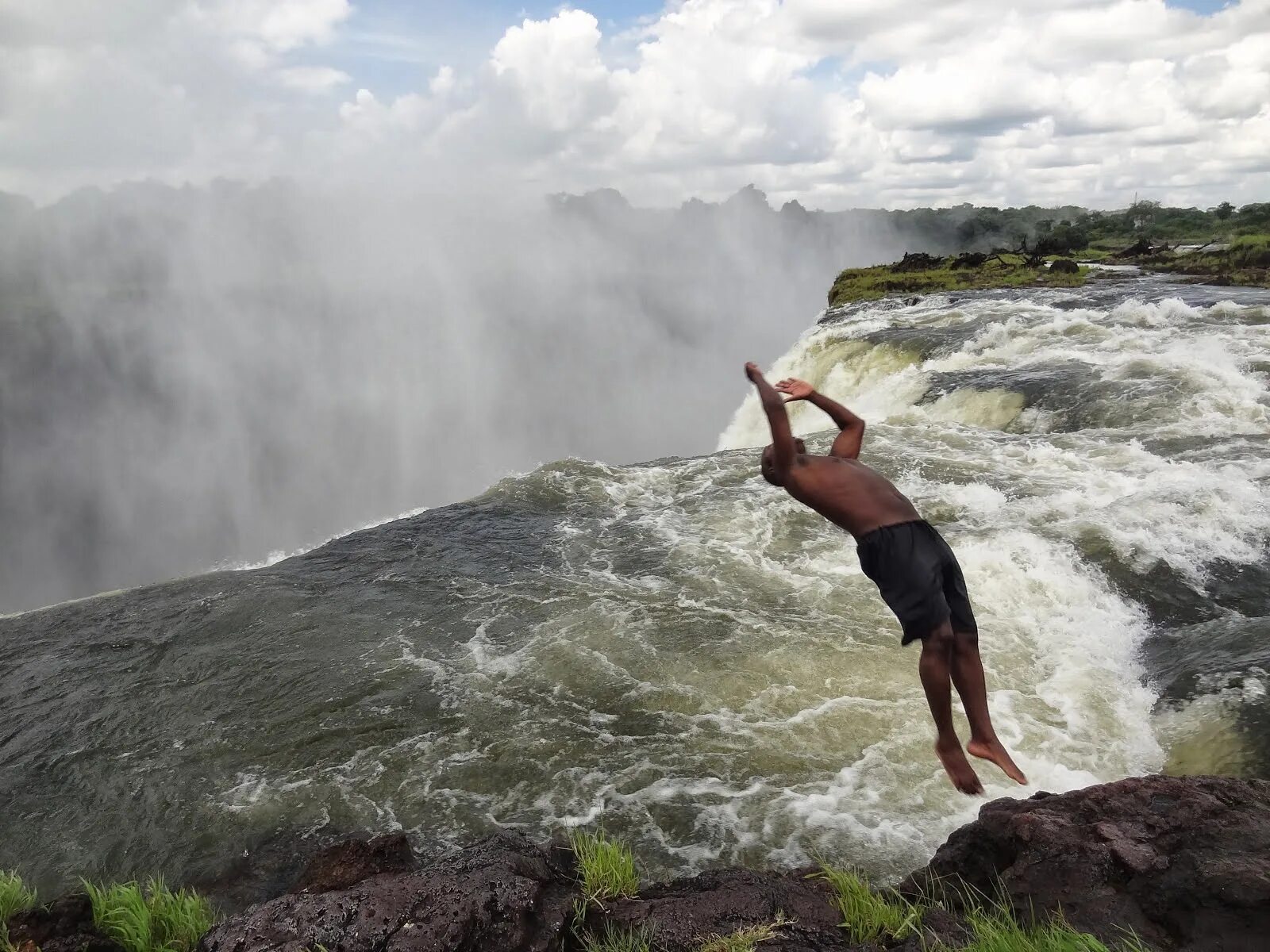 Разлом сан-андреас в калифорнии. Гора хуашань в китае тропа смерти. Калавантин дург крепость. Вулканическая молния в чили, 2008. Сверхмощная молния.