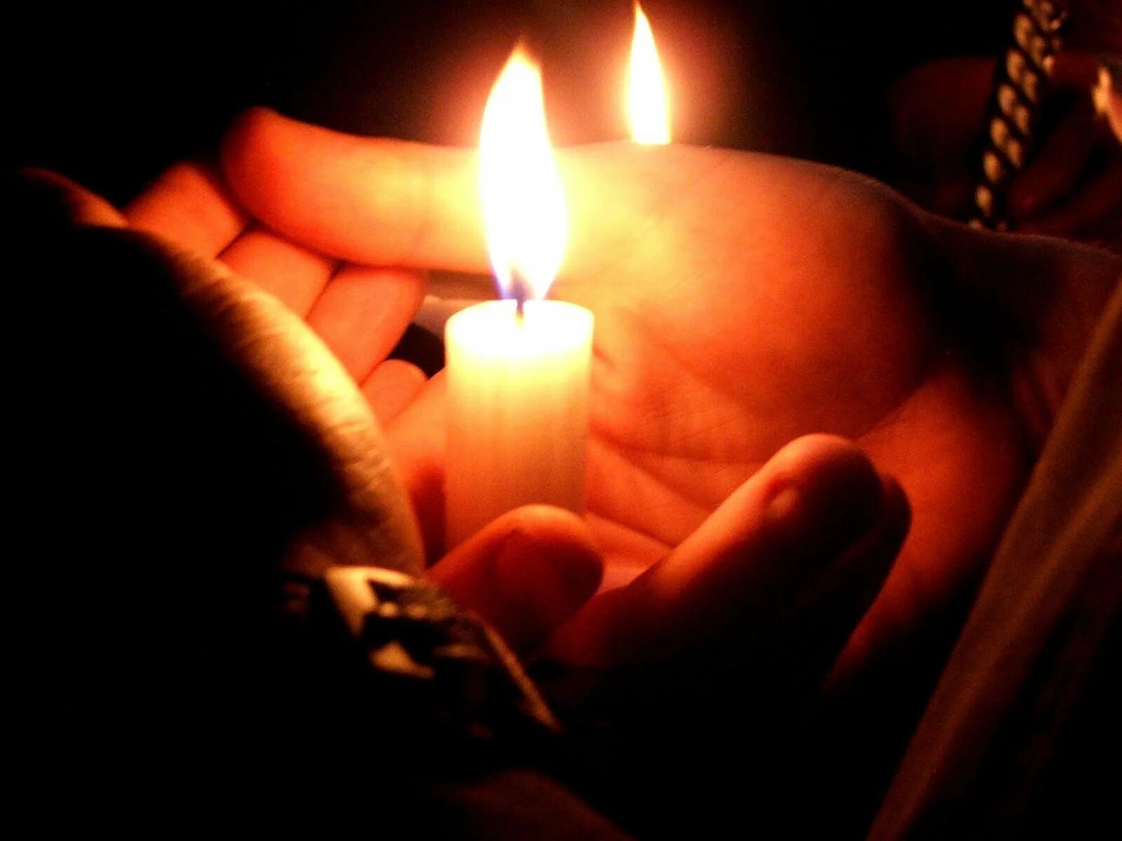 Скорбящая свеча картинки. Свеча скорби. Свеча о погибших. Свеча памяти. Траурная свеча.