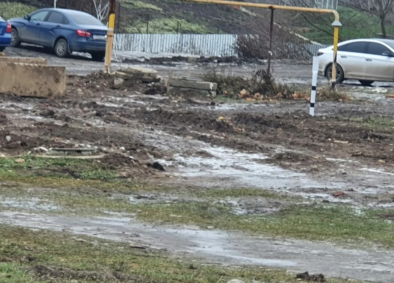 В октябрьском нет воды сегодня почему. Грязь возле Ольгинки. Местные жители пожаловались на бездорожье в Богородицке. Почему в Богородицке Тульской области нет воды 30 августа 2022. Когда включат воду в Богородицке 6 октября 2022 года.