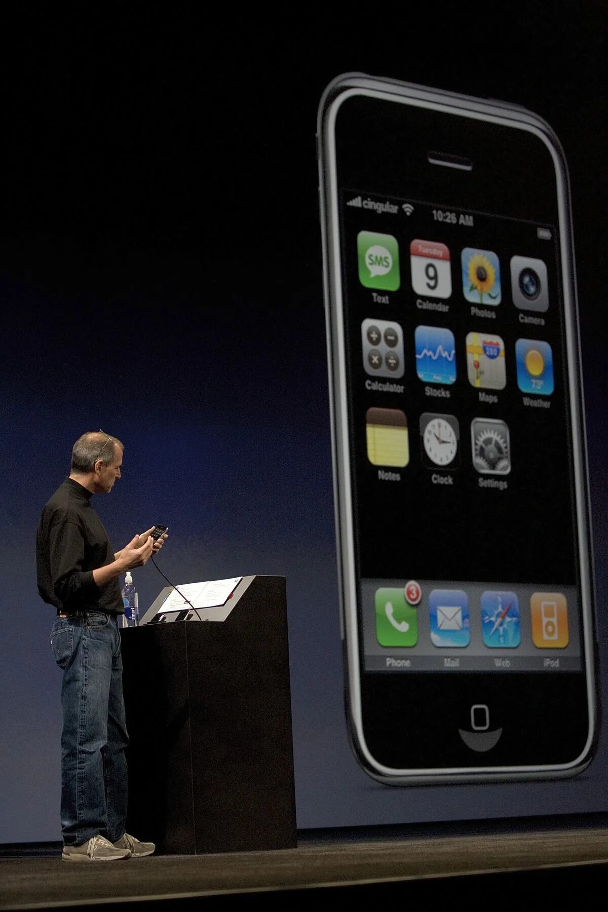 Года выпуска первого iphone. Стив Джобс айфон 5. Iphone 1. Стив Джобс айфон 10. Стив Джобс iphone 1.