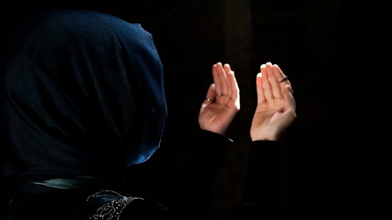 Темно молиться. Молиться аллаху. молится ислам. мусульманка молится. руки молящегося.