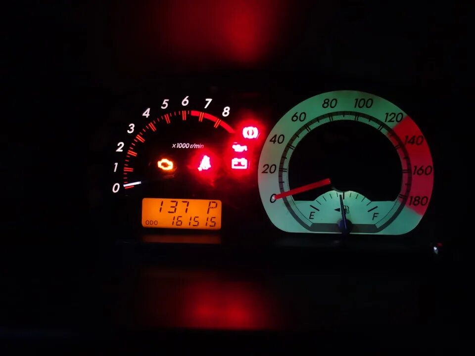 Toyota ist салон. Тойота ист 2003 салон. Toyota ist салон. Панель тойота ист 2006. Приборная панель тойота ист 2003.