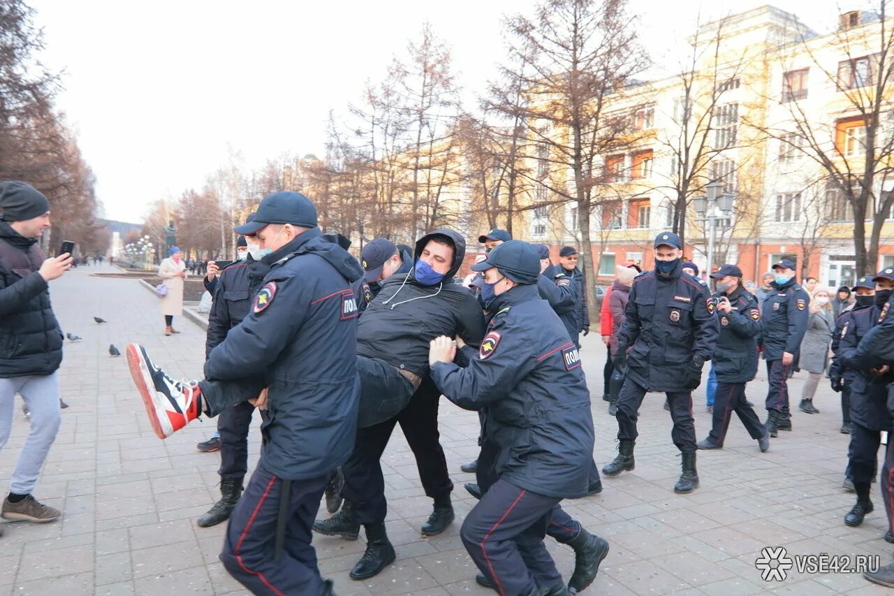 Протесты в Кемерово. Митинг Кемерово 2018. Стихийный митинг в Кемерово. Несанкционированные массовые мероприятия. Кемерово митинг