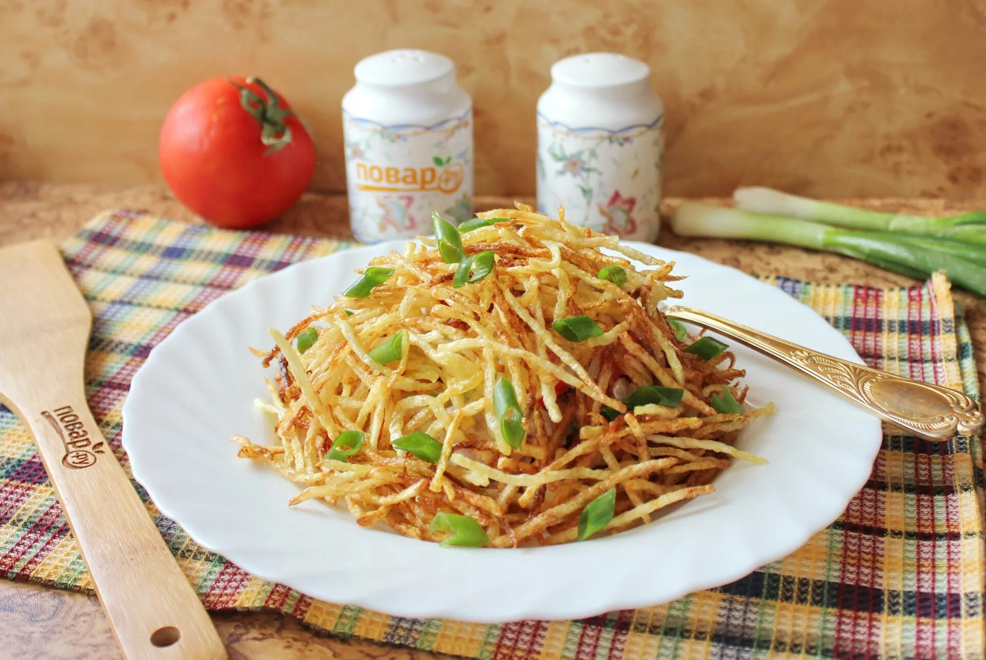 Салат муравейник с курицей и картофельной соломкой. Салат с картофелем пай муравейник. Салат муравейник с курицей и картофельной соломкой. Салат муравейник с картошкой фри. Салат с картофельной соломкой и курицей.