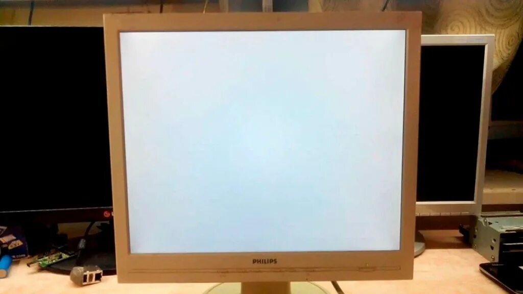 Пыль под экраном телевизора. Белеет экран. Белый экран монитор 19см. Полосы на экране телевизора sanyo ce21dx8c. Черная полоска на экране ноутбука.