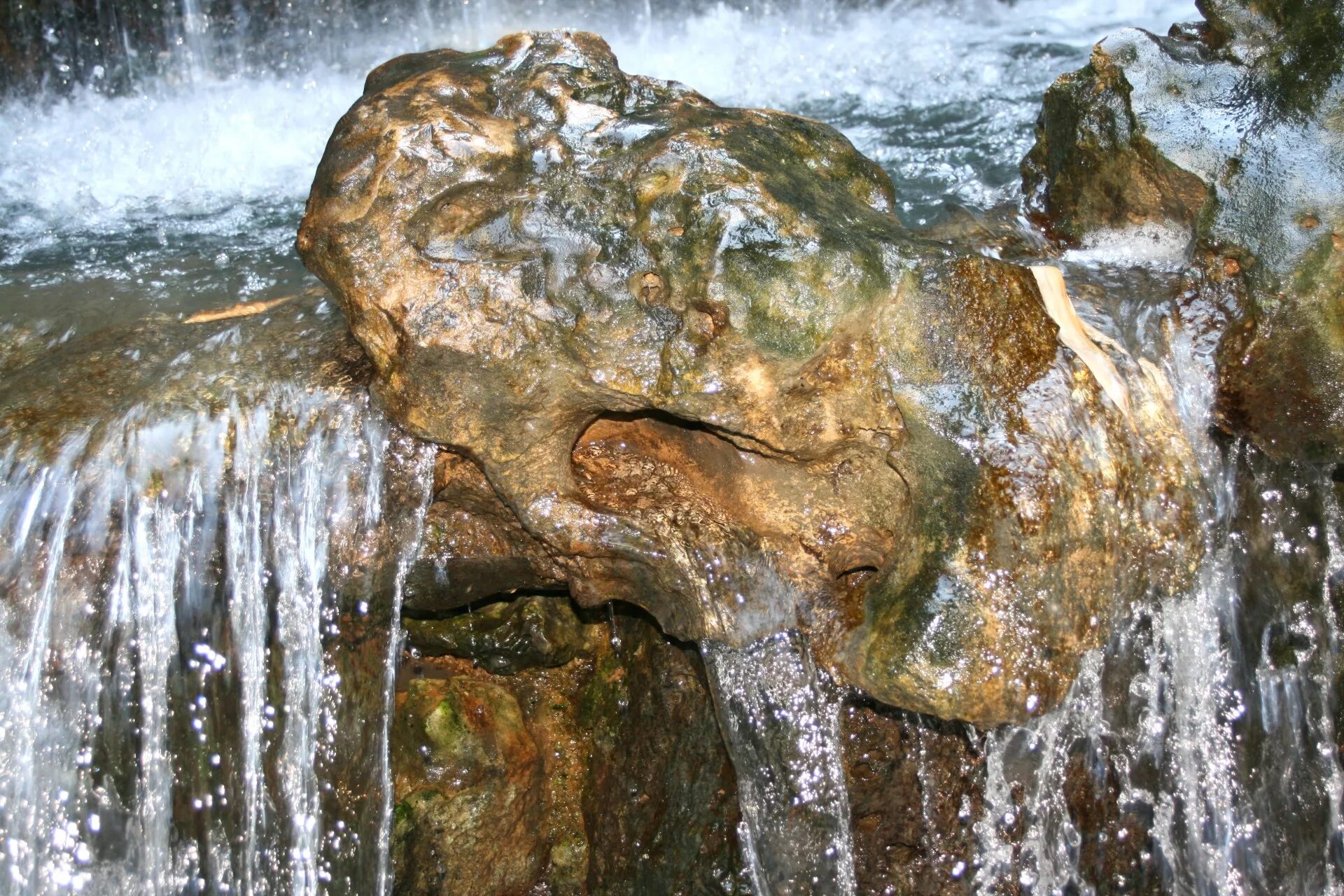 Вода стекает по камням. Текучие воды. Текущая вода. Вода стекает. Приснилась текущая вода