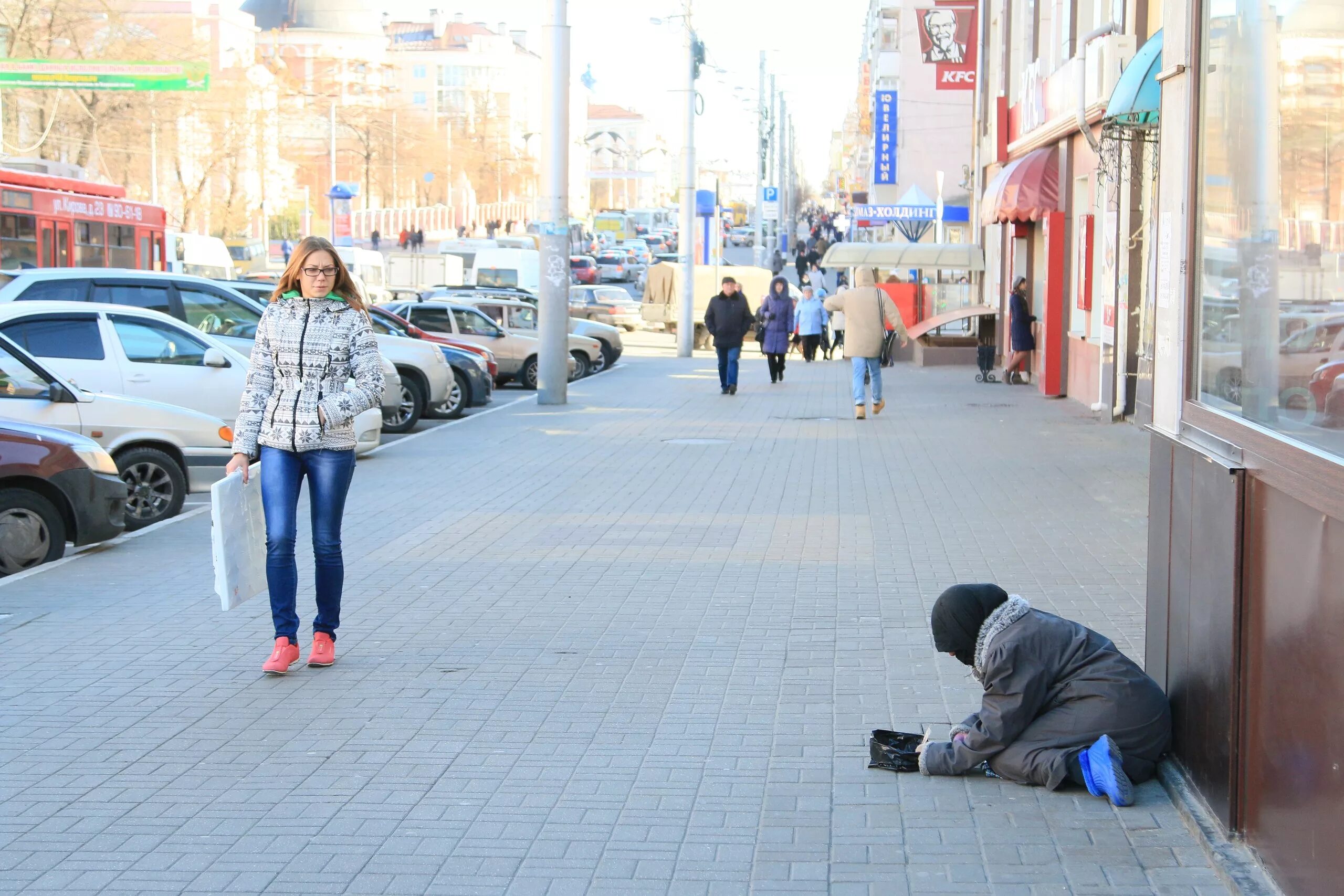 Мошенники на улице. Попрошайки на улицах. Нищая девушка на улице.