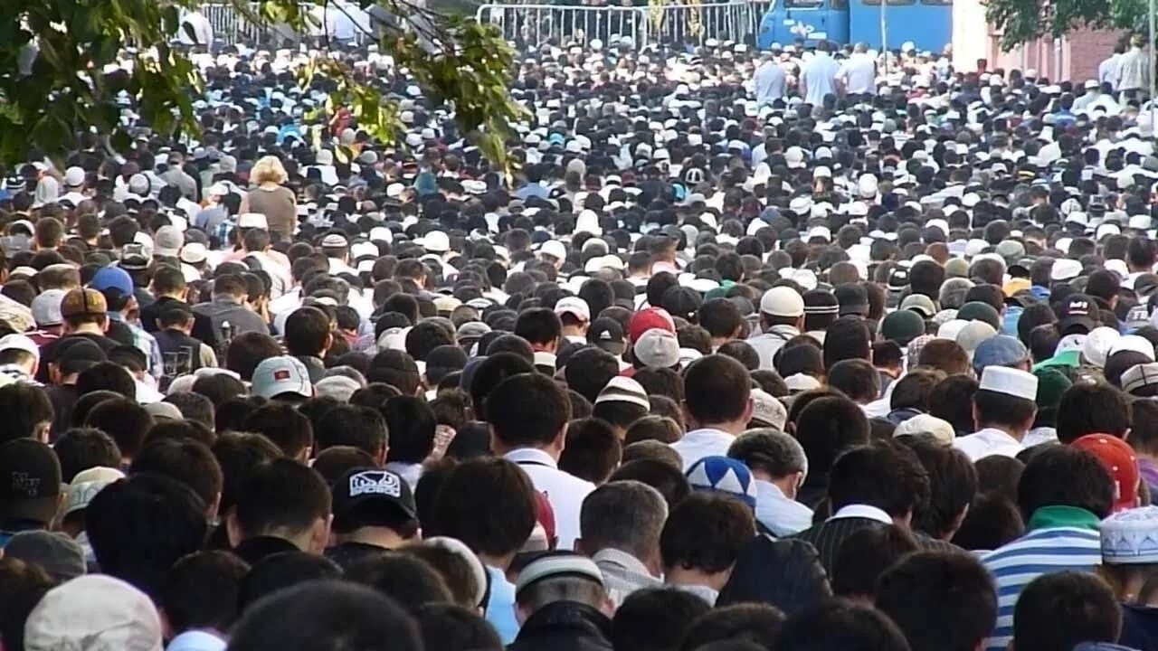 Намаз в москве ураза байрам. Ураза байрам, праздник разговения. Ураза-байрам в 2013 году. Курбан байрам толпа. Курбан байрам в Москве.