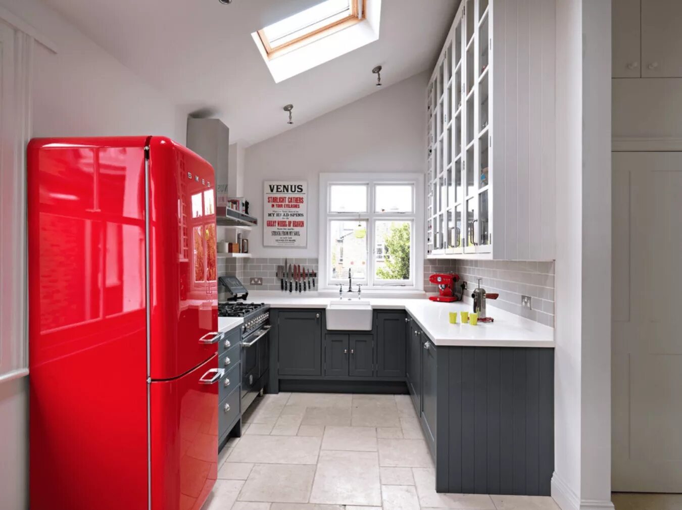 2 we in the kitchen. Красный холодильник в интерьере. Кухня с красным холодильником. Холодильник в интерьере. Необычная планировка кухни.