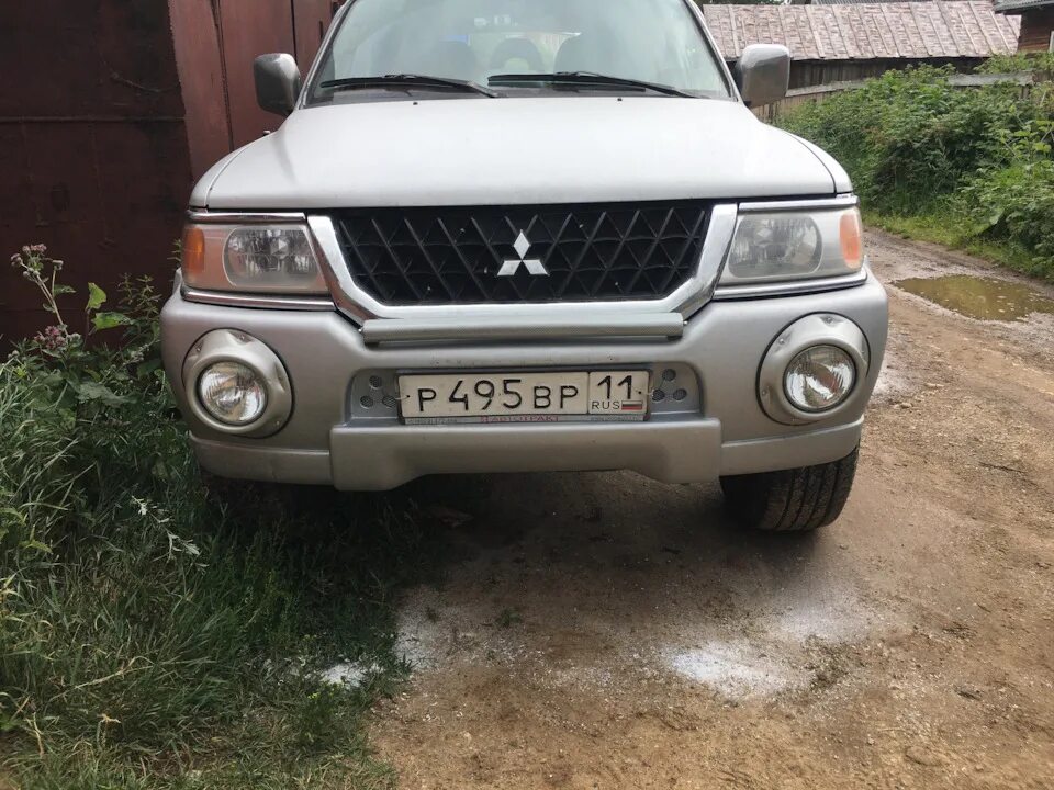 Решетка паджеро спорт. Решетка радиатора Паджеро спорт 1. Pajero Sport 1 решетка. Решетка радиатора Mitsubishi Pajero Sport. Решетка Мицубиси Паджеро спорт.