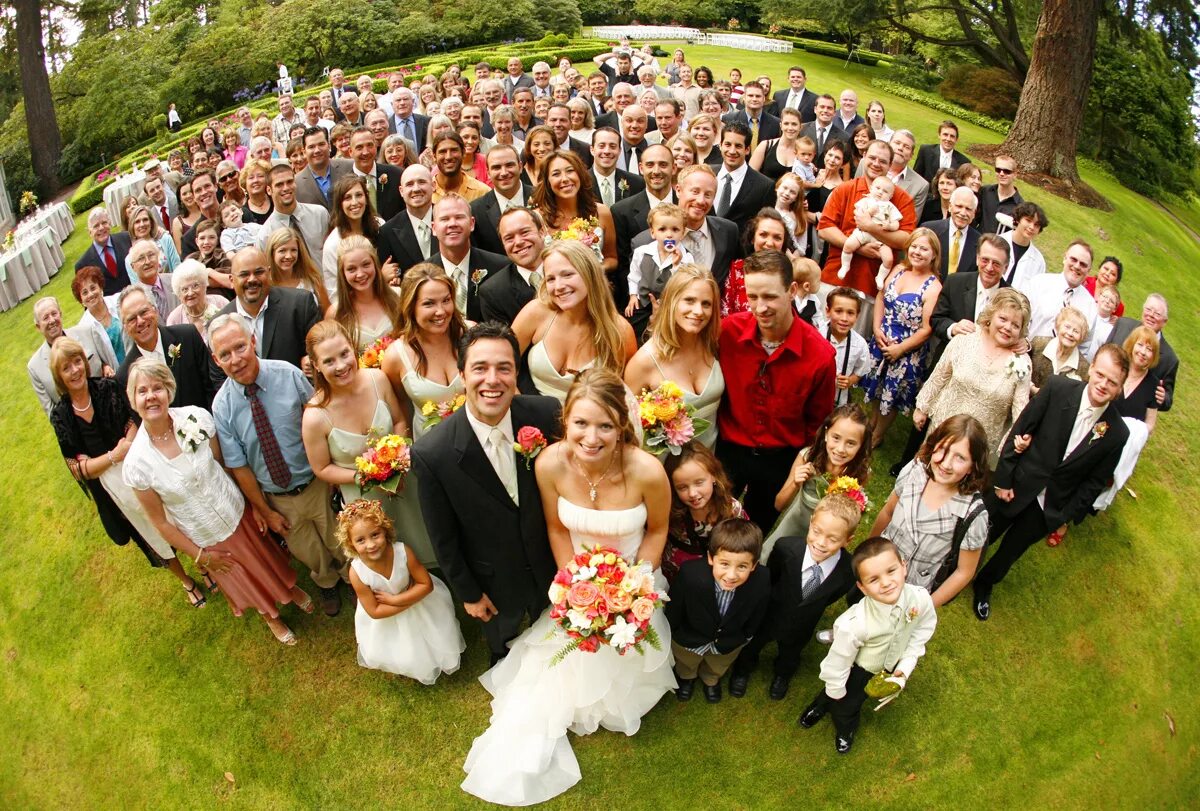 Празднование свадьбы. Свадебное застолье. Свадебное торжество. Гости на свадьбе. Современная свадьба.